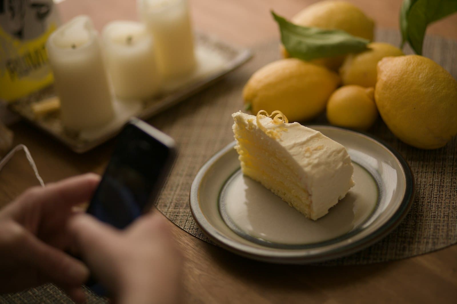 Citrontårta på vit tallrik med citroner