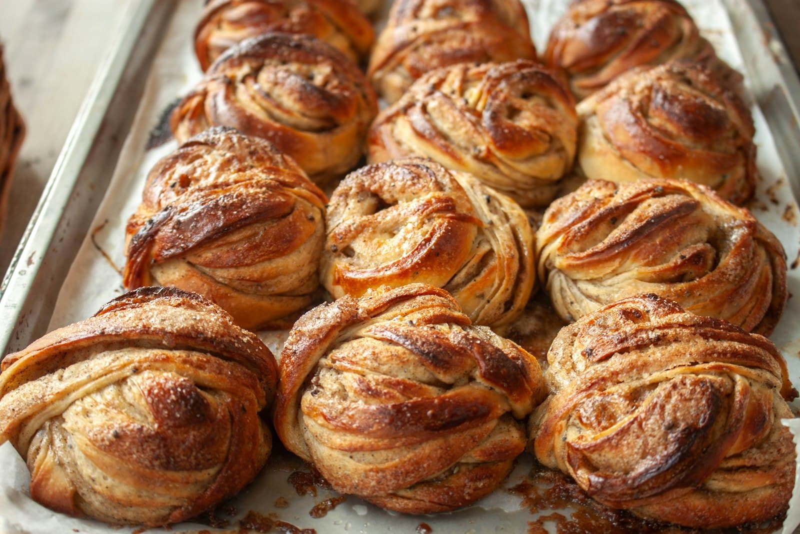 Bricka med nybakade kanelknutar