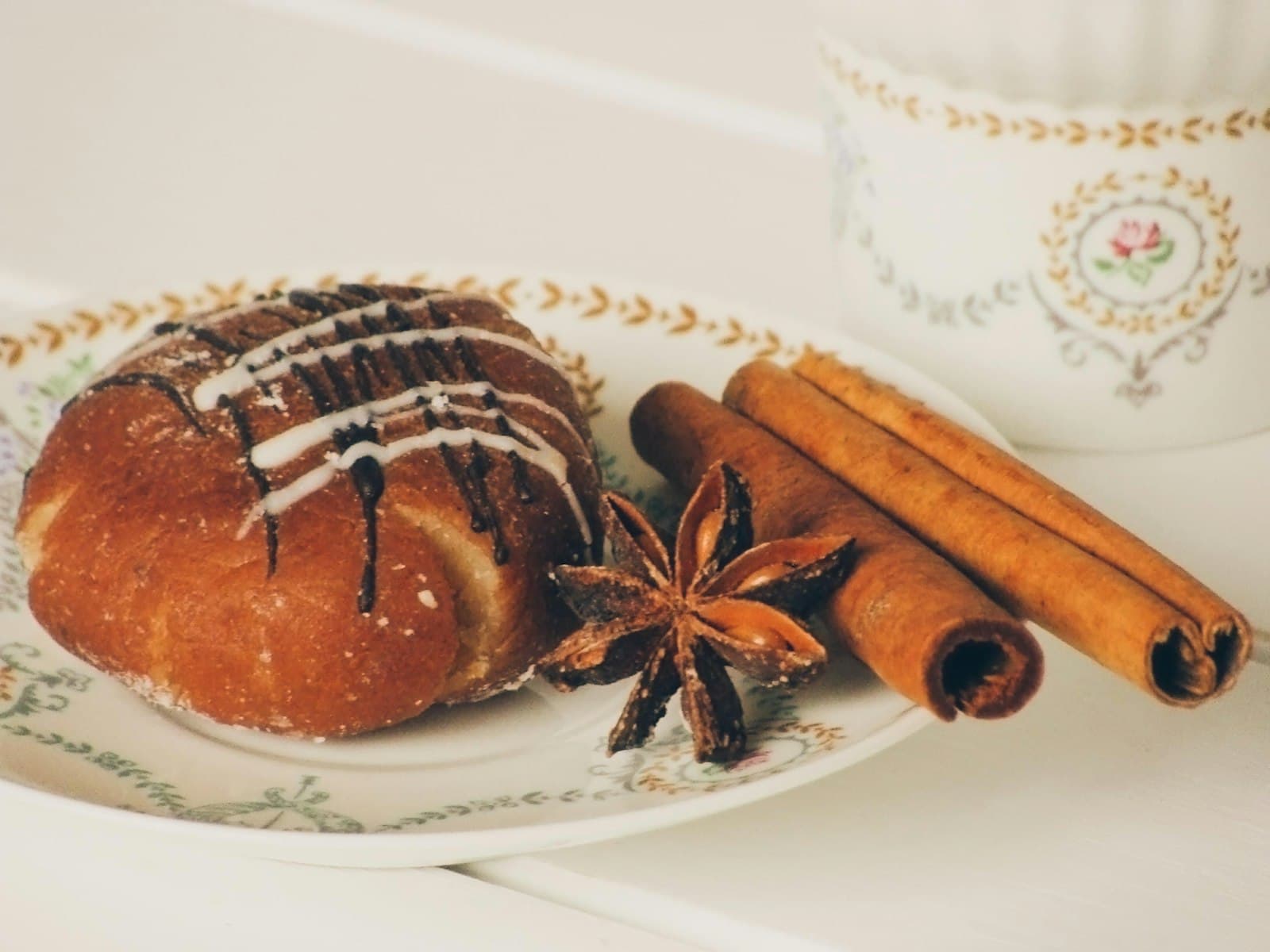 Kardemummabulle på vintageporslin med kanelstänger